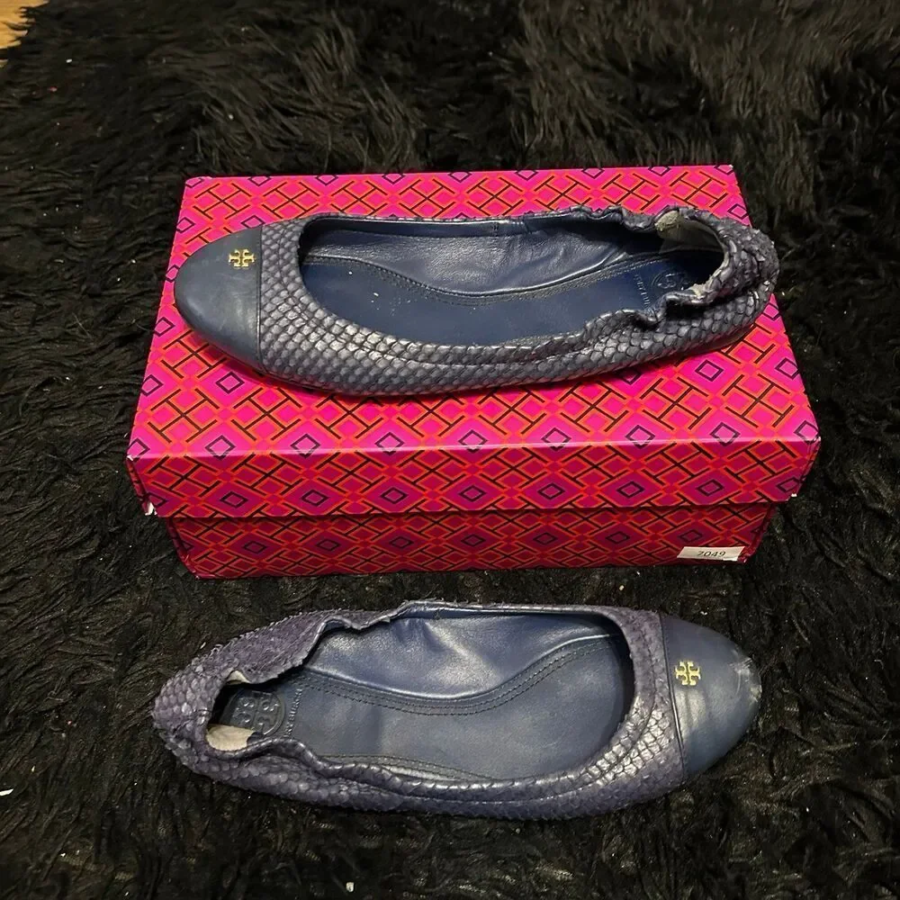 TORY BURCH TB gold logo blue leather flats shoes women’s 7.5 Preowned